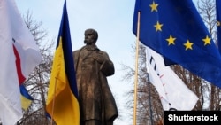 Проукраїнська акція в Луганську біля пам'ятника Тарасу Шевченку. 12 січня 2014 року