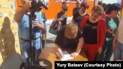 На территории завода начался сбор подписей под обращением к Владимиру Путину в поддержку Вадима Ванеева