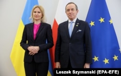 Віцеспікер Верховної Ради України Олена Кондратюк (ліворуч) і спікер Сенату Польщі Томаш Гродзький у будівлі Сенату Польщі. Варшава, 25 травня 2022 року