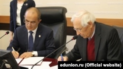 Энгел Фәттахов (с) һәм Юрий Прохоров һөнәр берлеге һәм министрлыкның килешеп эшләү документына өстәмәләр имзалый. Декабрь, 2015
