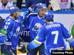 Хоккеисты «Барыса» празднуют очередную победу в сезоне. Астана, 15 октября 2013 года.