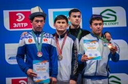 60 килограммга чейинки салмакта байге уткан балбандар. Кыргызстандык балбан Тыныстан Сүйүнбеков (солдо), алтын байге ээси Аблайхан Келимжай жана коло байгелердин ээлери Мамуржан Бабаджанов менен Абдурахмон Егамов.