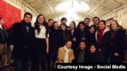 Айзада Марат кызы и студенты Гарварда.