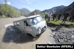 Тез жардам унаасына жардамга келген куткаруучулар.