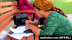 Kagyza hat ýazýan zenan (Illýustrasiýa suraty)