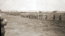 Головний отаман Симон Петлюра (ліворуч) приймає парад 6-ї Січової дивізії військ УНР. Бердичів, квітень 1920 року