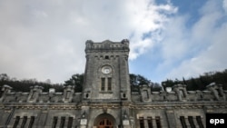 Шәраб җитештерүче “Массандра” берләшмәсе дә Русия президенты идарәсенә күчте. XIX гасырда кнәз Лев Голицын нигез салган шәраб бизнесы бүгенге көндә 12 ширкәтне берләштерә, анда дүрт меңләп кеше эшли