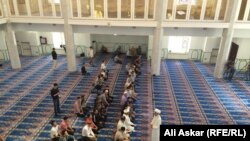 Верующие в мечети