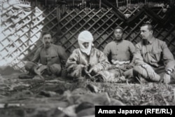 П.Пеллио, Курманжан датка, Жамшитбек жана К.Г.Маннергейм. 1906-ж.