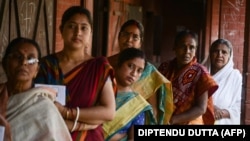 Добуш берүү үчүн кезек күткөндөр. Куч-Бихар шаары, 11-апрель, 2019-жыл.