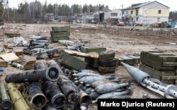 Нерозірвані снаряди, відсортовані командою з утилізації вибухонебезпечних предметів. Село Ягідне, що неподалік від Чернігова, 6 квітня 2022 року