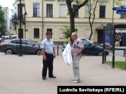 Игорь Батов около здания администрации области