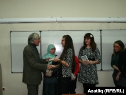 Мансур Вәли-Барҗылы студентларга бүләкләр тапшыра