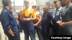 Рабочие завода.