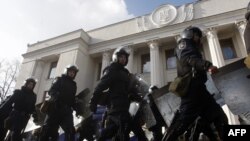 Ուկրաինա – Ոստիկանության զորքերը հեռանում են խորհրդարանի մերձակայքի պաշտպանական դիրքերից, Կիև, 21-ը փետրվարի, 2014թ.