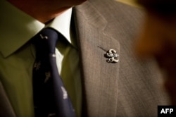 Со значком UKIP на лацкане пиджака - прочь из ЕС