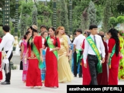 Түркіменстандағы "соңғы қоңырау". Архивтегі сурет.