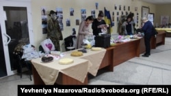 На ярмарку продають солодощі та сувеніри