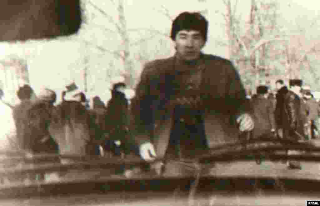 Кагылышуу учурунда жараат алгандарды тарапташтары четке чыгарып, жардам берип жатышты.