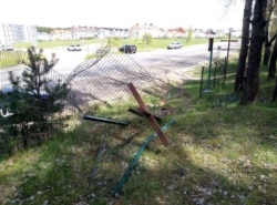 Пашкоджаны крыж у Курапатах