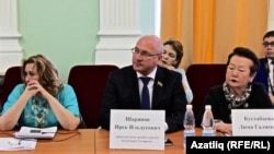 Ирек Шәрипов (уртада)