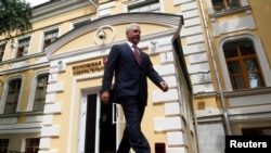 Сергей Собянин у здания московского горизбиркома