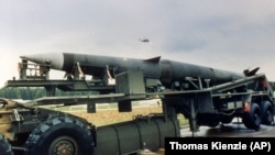 АКШнын "Першинг-2" ракетасы 1987-жылы Германиядагы базада турган учур. Бул ракеталар 1991-жылга карата Европадан чыгарылып, жок кылынган.