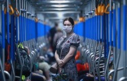 Женщина в маске в московском метро, 9 июня 2020 года