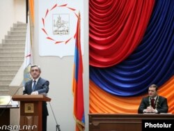 Президент Армении Серж Саргсян обращается к новоизбранному мэру Еревана Тарону Маркаряну во время церемонии инаугурации последнего, Ереван, 18 ноября 2011 г.
