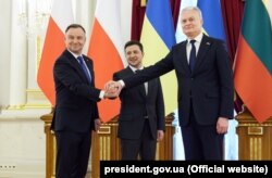 Папярэдні візыт Анджэя Дуды і Гінатаса Наўседы ў Кіеў і перамовы з Уладзімірам Зяленскім (у цэнтры) адбыўся за дзень да расейскага ўварваньня. Кіеў, 23 лютага 2022 году
