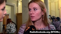 Видання «Українська правда» з посиланням на джерела в правоохоронних органах стверджує, що йдеться про народну депутатку від партії «За майбутнє» Анну Скороход (на фото)