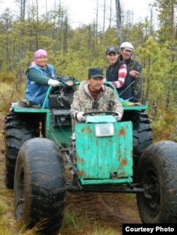 Вагай районы Казанлы авылы кешеләре табигать нигъмәтләре җыярга бара