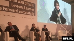 Олена Зеркаль (в центрі) виступає на конференції «Уроки гібридного десятиліття: що треба знати для успішного руху вперед», Київ, 7 листопада 2018 року