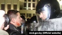 Аляксандар Класкоўскі (малодшы) на пляцы Незалежнасьці ў Менску падчас пратэстаў 19 сьнежня 2010 году. На фота ён зьлева