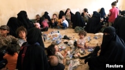 ИМ тобунун согушкерлеринин үй-бүлө мүчөлөрү. Тал-Афар, 30-август, 2017-жыл.