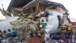 Спасатели на месте крушения самолета компании Bek Air. Алматы, 27 декабря 2019 года.