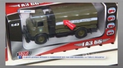 Військова вантажівка з маркуванням ЗСУ в донецькому магазині