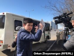 Молодик, що перешкоджає роботі оператора Радіо Азаттик Тімура Айтмуханбета. Астана, 22 березня 2019 року