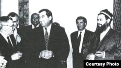 Встреча президента Таджикистана Эмомали Рахмона и лидера ОТО Саида Абдулло Нури. Москва, 1997 г.