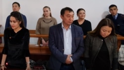 Слева направо на заднем плане: Ануар Аширалиев, Оксана Шевчук и Гульзипа Джаукерова в зале суда. Алматы, 19 ноября 2019 года.