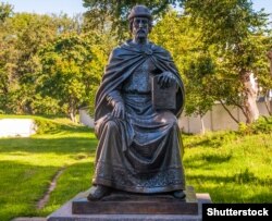 Пам’ятник князю Ігорю Ольговичу в Чернігові. Ігор Ольгович – князь із династії Рюриковичів, роду Ольговичів. Великий князь Київський (2 серпня–12 серпня 1146). Князь путивльський (1127–1142), берестейсько-дорогичинський (1142–1146). Син чернігівського князя Олега Святославича. Володів уділами з центрами у Юр’єві, Городці-Остерському та Рогачеві