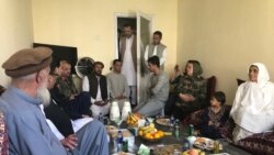 عبدالصمد و خانواده اش هنگام دیدار با لوی محمد یاسین ضیا لوی درستیز افغانستان