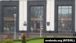 Будынак гарвыканкаму. Раней на ўваходзе на гадавіну Чарнобыля вывешвалі дзяржаўны сьцяг з чорнай стужкай. На 30-годзьдзе сьцягоў няма.