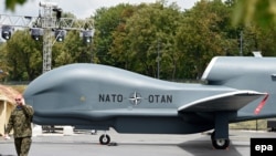Беспилотник НАТО Global Hawk на военной выставке накануне проведения саммита НАТО в Варшаве, 7 июля 2016 года