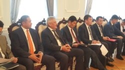 Азимбек Бекназаров на заседании парламентского комитета.