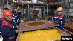 Казакстандагы Хорасан-1 уран кенинде иштеген жумушчулар. 