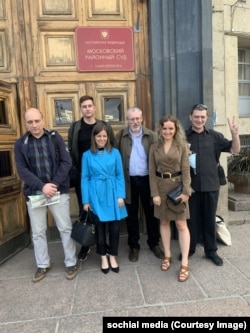 Команда истцов-победителей у здания Московского районного суда