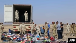 Кырсыкта каза тапкан жүргүнчүлөрдүн жүктөрү. Египет, 2-ноябрь, 2015-жыл.