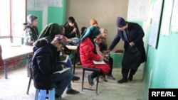 بسم الله که خود ناشنوا است سه صد کودک ناشنوا از فامیل های فقیر را بطور رایگان آموزش می‌دهد