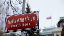 لوحه جادۀ که در مقابل سفارت روسیه در شهر پراگ به نام بوریس نمتسوف نامگذاری شده است